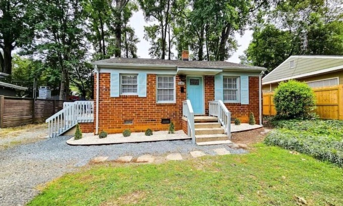 Chantilly House | Tranquil Retreat in Chantilly - Family Friendly & Guest Rated 9/10