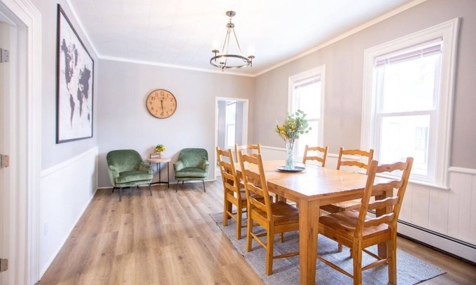 Oshkosh House | Tranquil 3 BR Retreat with Pool & Lake Views in Oshkosh