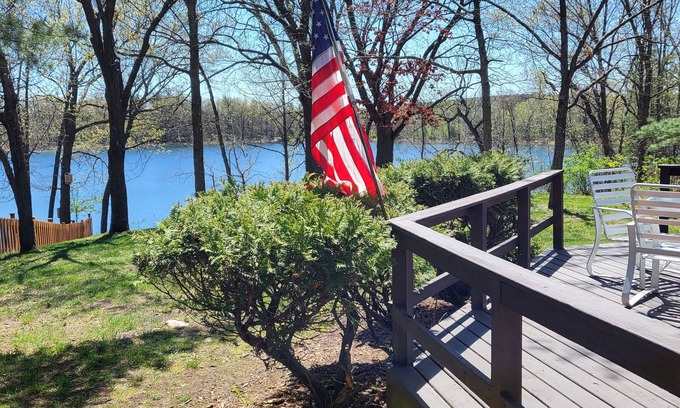 Waupaca House | Tranquil Retreat by Little Round Lake Near EAA & Packer Stadium