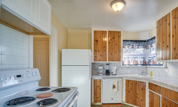 Klamath Falls House | Serene Klamath Falls Retreat with Fenced Yard and Amenities