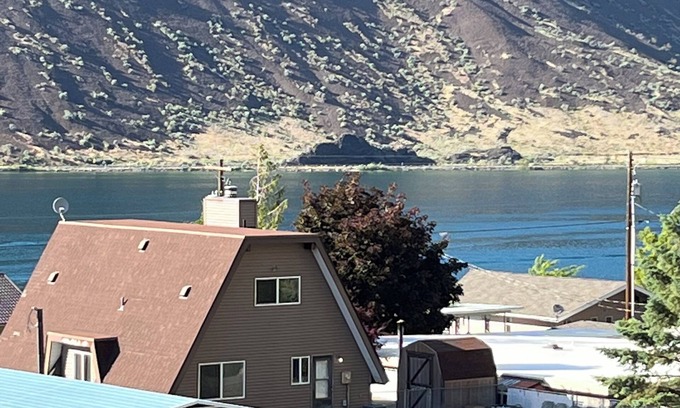 Coulee City House | Idyllic Lake House Retreat with Ocean and Lake Views