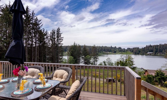 Florence House | Serene Lake Getaway: Pet-Friendly & Steps from Siltcoos