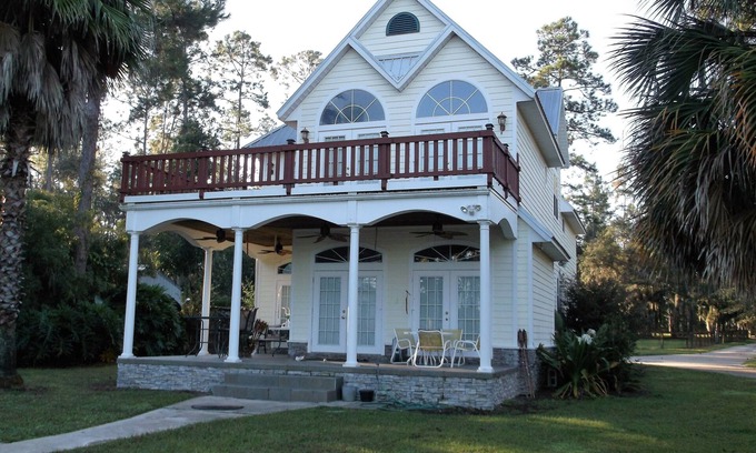 Hawthorne House | Idyllic Lake Retreat with Spa and Pool at Star Lake Forest