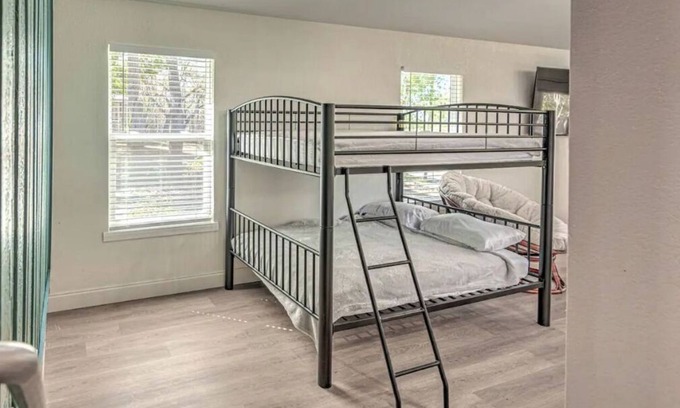 Belton House | Tranquil Lakehouse Retreat with Full Kitchen Amenities