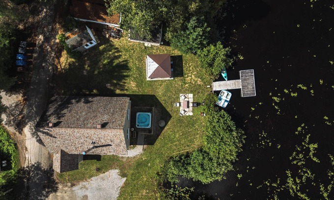 Saint-Calixte Ski Chalet | Peaceful Lakeside Escape with Spa and Kayak Fun