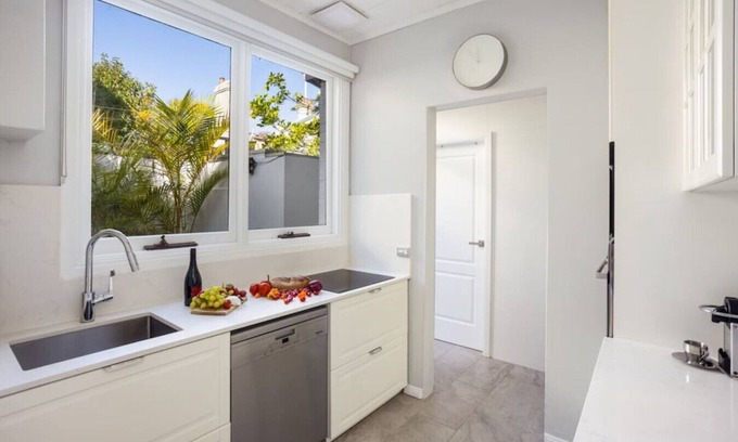 Paddington House | Tranquil Paddington Retreat with Breakfast & Family Amenities
