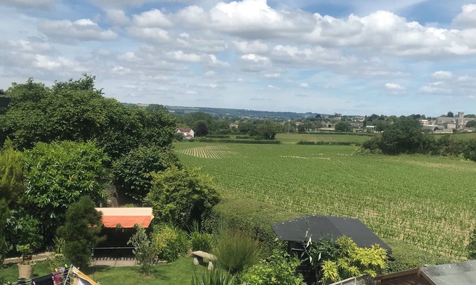 Taunton House | Peaceful location 5 minutes from Taunton town Centre