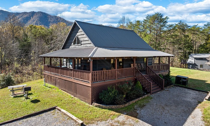 Townsend Cabin | Serene Lodge-Style Retreat with Hot Tub in Nature's Embrace