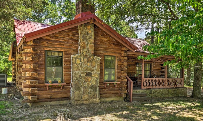 Emerald Beach Cabin | Idyllic Log Cabin Near Table Rock Lake with Spa & Breakfast