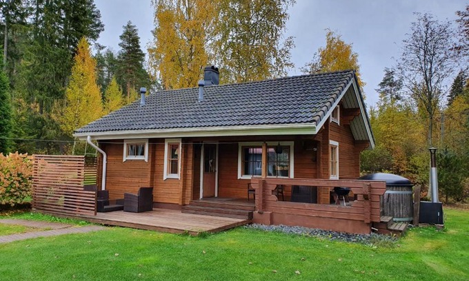 Klaukkala House | Inviting Log Cabin Retreat with Hot Tub & Pet-Friendly Comfort