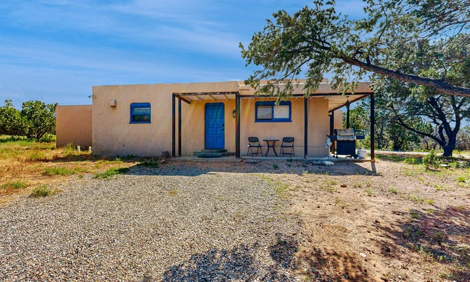 Santa Fe House | Serene Mountain-View Retreat with Pool & Spa Amenities