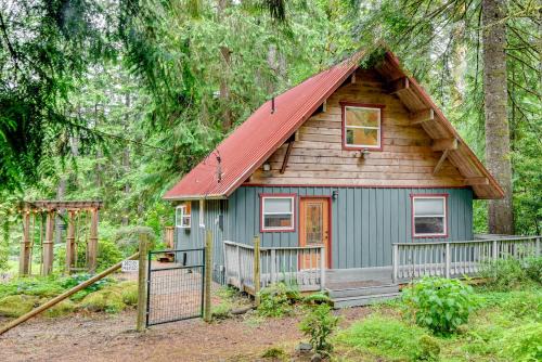 Zigzag House | Relaxing Mt Hood Cabin with Hot Tub & Fire Pit Retreat