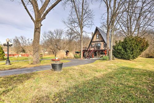 Mount Sterling House | Relaxing Mt Sterling Cabin with Deck and Pet-Friendly Amenities