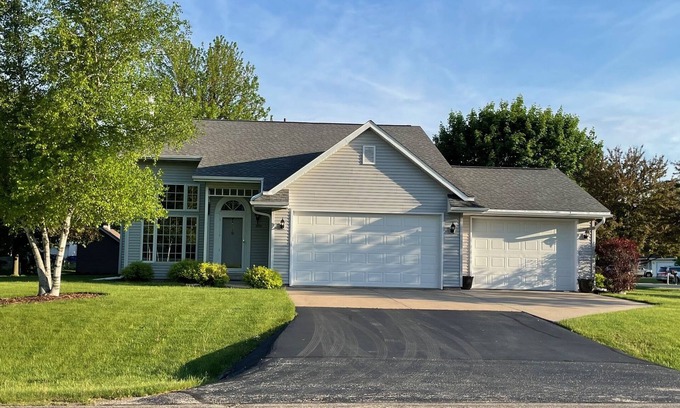 Butte Des Morts House | Tranquil Stay in Peaceful Neighborhood Near EEA Grounds