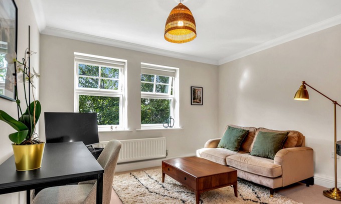 Summertown Apartment | Peaceful One Bed Apartment in Summertown with Garden & Parking