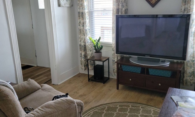 Geneva House | Serene Pet-Friendly Retreat in Newly Remodeled Geneva