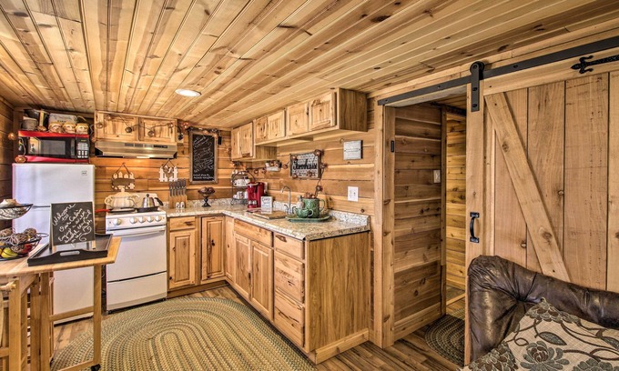 Franklin Apartment | Relaxing Pet-Friendly Franklin Cottage on 15 Acres