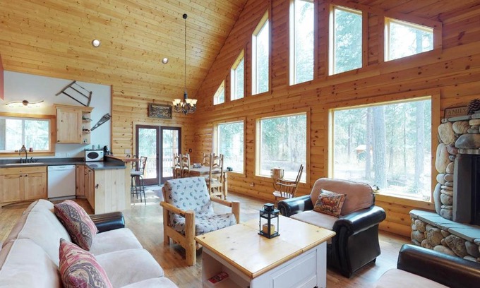 Leavenworth House | Tranquil Retreat at Peaceful Pines - 4-Star Family Haven
