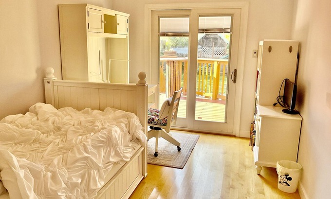Southwest Berkeley Bed & Breakfast | Serene Hotel Retreat in Berkeley with Spa and Breakfast