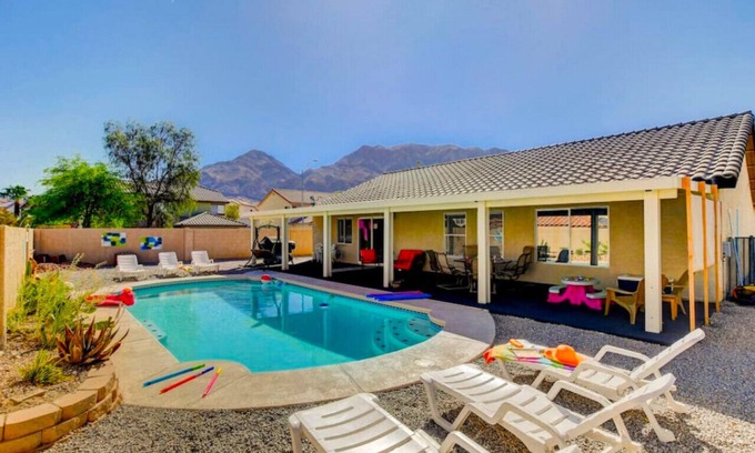 Sunrise Manor House | Tranquil Oasis with Pool - Casa De Hollywood 6 Beds