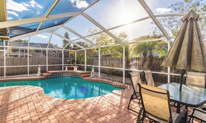 Town 'n' Country House | Tranquil Poolside Retreat Close to the Airport