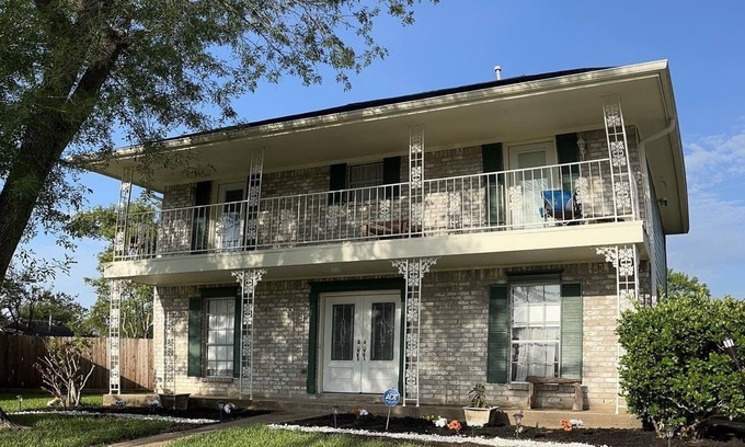 Clear Lake House | ***Peaceful Private Room A Get Away with WiFi and Free Parking***