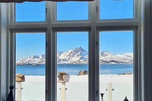 Vestvagøy House | Tranquil Retreat with Breathtaking Sea Views
