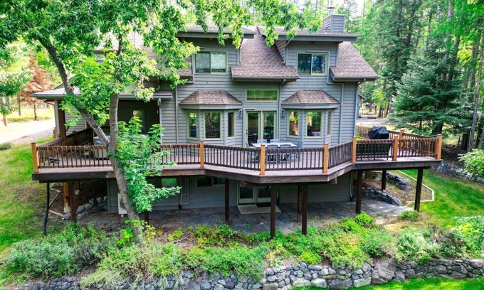 Whitefish House | Peaceful & Quiet 4 Bed | 2.5 Bath Home, Minutes to Whitefish Lake, Hot Tub, Pet Friendly and AC!