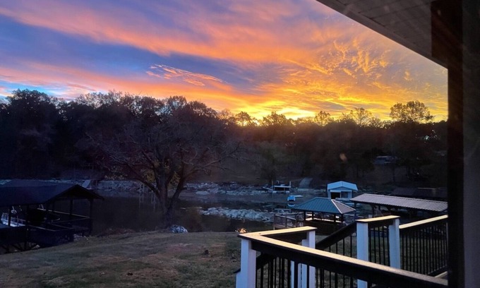 Oak Grove House | Tranquil Ranch Lake House: Family-Friendly Getaway