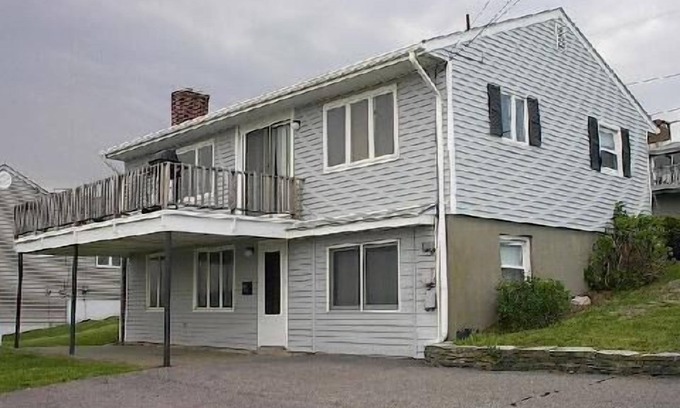 Bonnet Shores House | Coastal Haven: Pet-Friendly with Ocean View & Breakfast