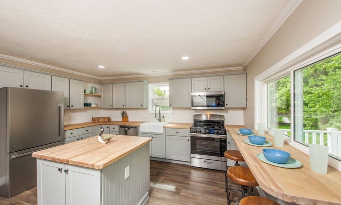 Gloria Glens Park Cottage | Pet-Friendly 3BR Retreat with Lake Views near Chippewa