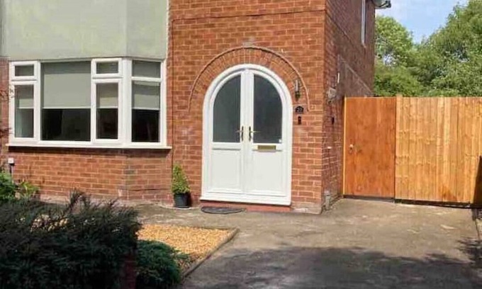 Chester House | Inviting Renovated Home with Garden, Pet-Friendly & Parking