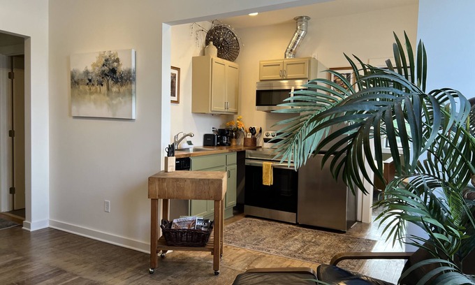 Colfax Apartment | Tranquil Getaway Above Art Gallery with Pool & Breakfast