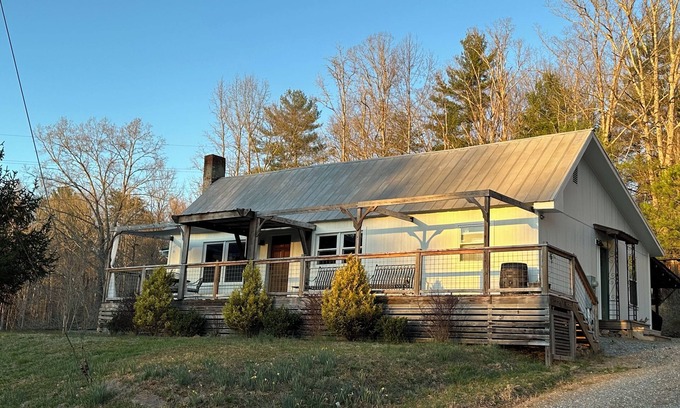 Morganton House | Tranquil Getaway at Lake James with Pool & Breakfast