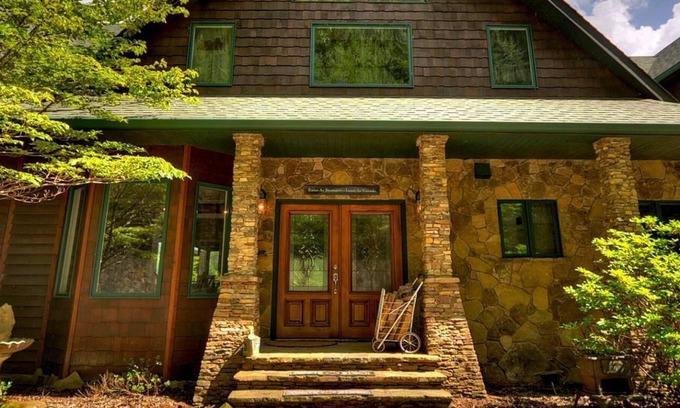Mineral Bluff House | Serene Mountain Getaway on Toccoa River with Spa & Pool