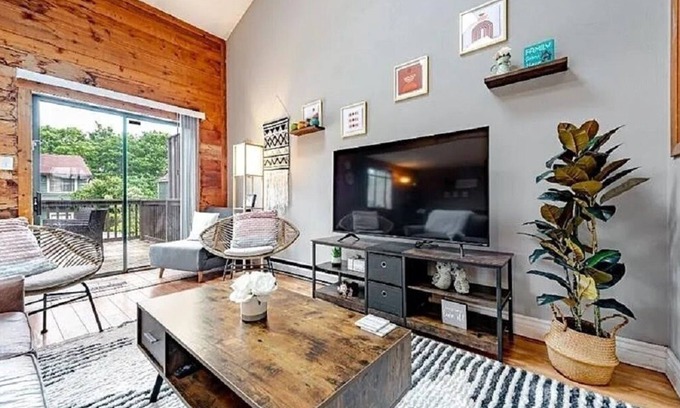 Hidden Valley House | Tranquil Escape in Hidden Valley: Pet-Friendly Ski Resort