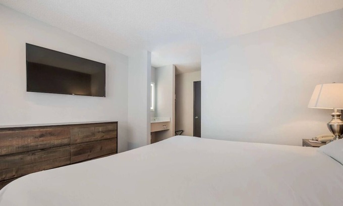 Ontario House | Peaceful Retreat! Indoor Pool, Pets Allowed, Free Parking, Free Breakfast