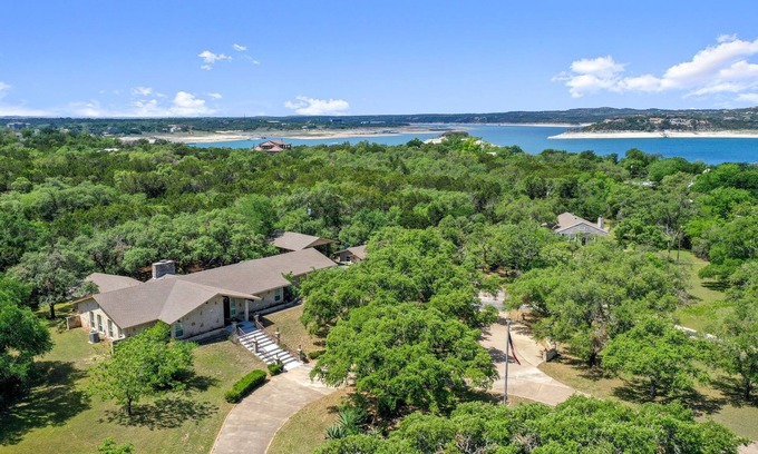 Volente House | Tranquil Getaway by Lake Travis with Pool & Breakfast