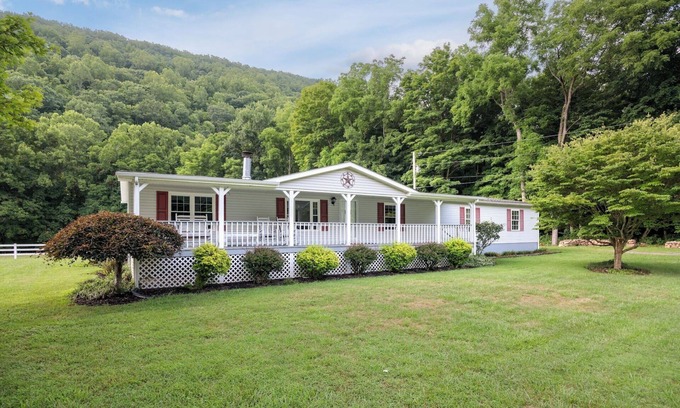 Glace House | Serene Getaway at Potts Creek - Perfect for Pets!