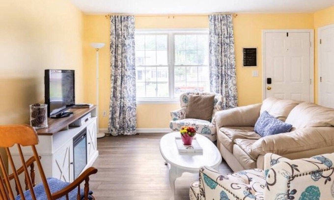 Fredericksburg House | Serene Getaway Near Historical Attractions with Breakfast