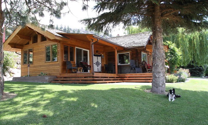 Okanagan-Similkameen Cottage | Peaceful, romantic hideaway surrounded by vineyards.