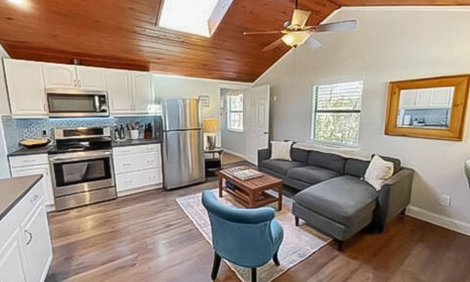 Canyon Lake Cabin | Relaxing Songbird Cabin: Eco-Friendly Getaway near Canyon Lake