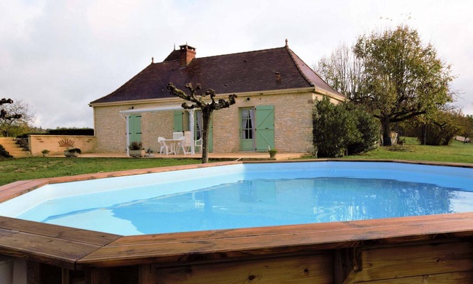Thedirac House | Inviting Holiday Home with Pool and Pet-Friendly Amenities