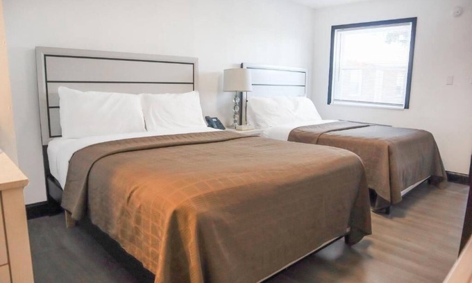 Ronks Hotel | Peaceful Stay near Rockvale Outlets w/Parking Available on Site