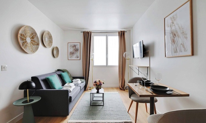 17th Arrondissement Apartment | Peaceful Studio -2P- Moulin Rouge