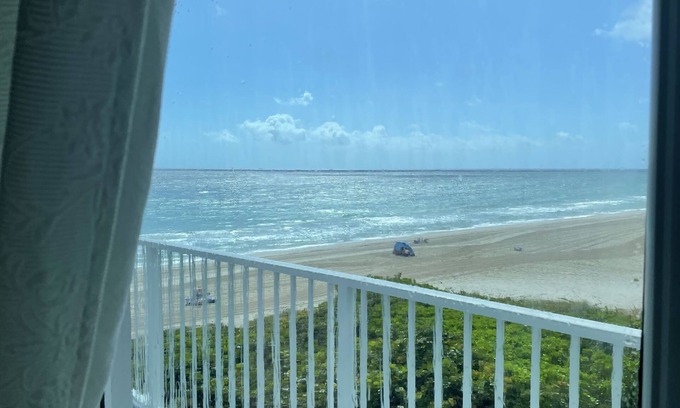 Lauderdale-by-the-Sea Condo | Tranquil Beachfront Studio with Full Kitchen & Pool Access