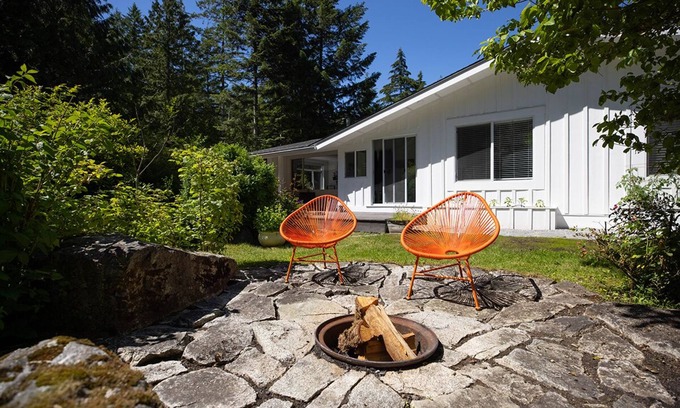 Woodfibre House | Stylish 4-Bedroom Retreat with Hot Tub Near Whistler