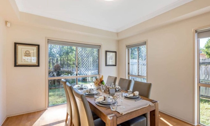 Robertson House | Serene Suburban Family Retreat with Great City Access