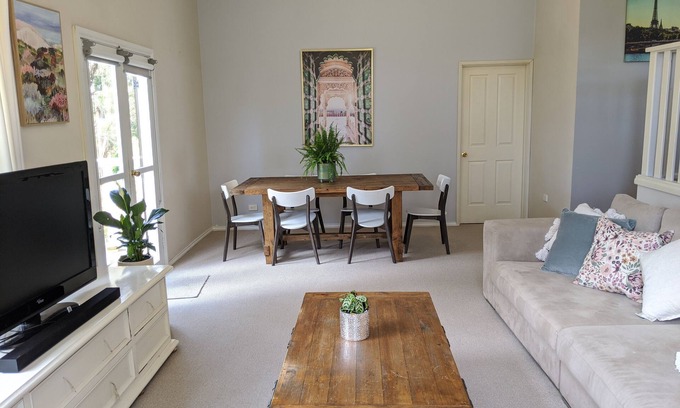 Creswick House | Tranquil Three-Bedroom House with Family-Friendly Amenities