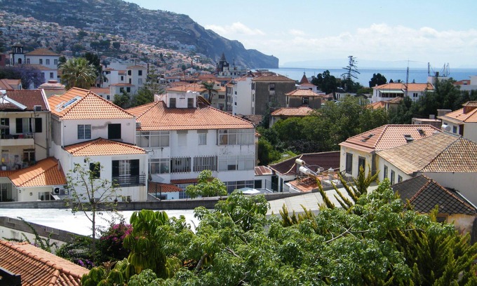 Sao Pedro Apartment | Peaceful Cambridge Top Floor Apartment with Balconies
